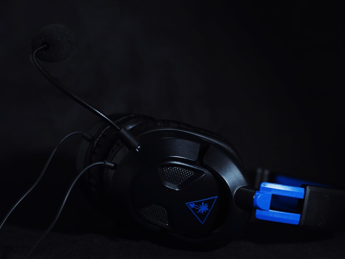 Headset gamer com microfone: escolha ideal para jogos Foco em um headset gamer com microfone, ideal para jogos online e streaming