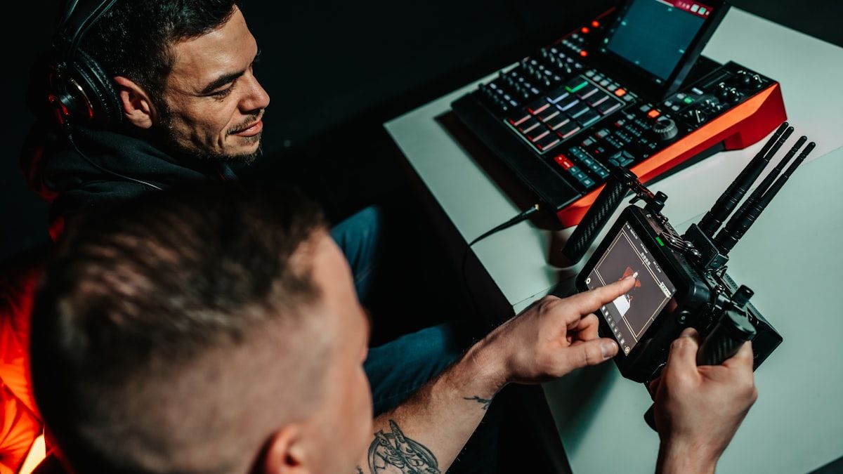 Homem concentrado em laptop com fones de ouvido no jogo CS2 Homem usando fones de ouvido enquanto observa laptop, focado em jogo CS2