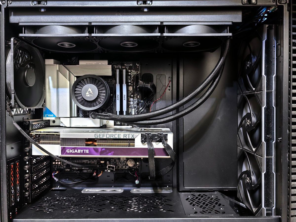 Gabinete de computador com placa de vídeo para jogos em 2026 Interior de um gabinete de computador com placa de vídeo e ventoinhas visíveis, ideal para jogos como GTA 6