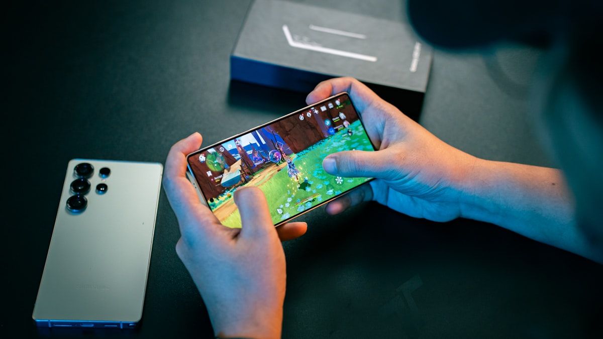 Gerenciamento de temperatura em celulares gamers para Free Fire Celular gamer exibindo gerenciamento de temperatura enquanto roda Free Fire