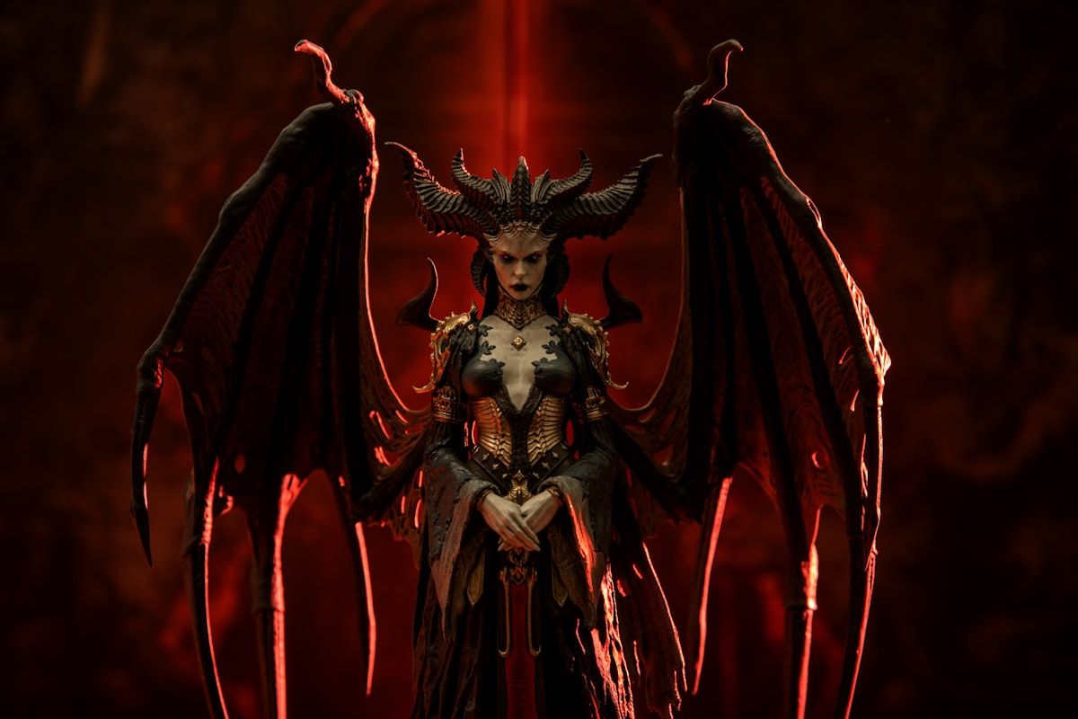 Rainha demoníaca com grandes asas e chifres, representando força e poder em jogos de PS2