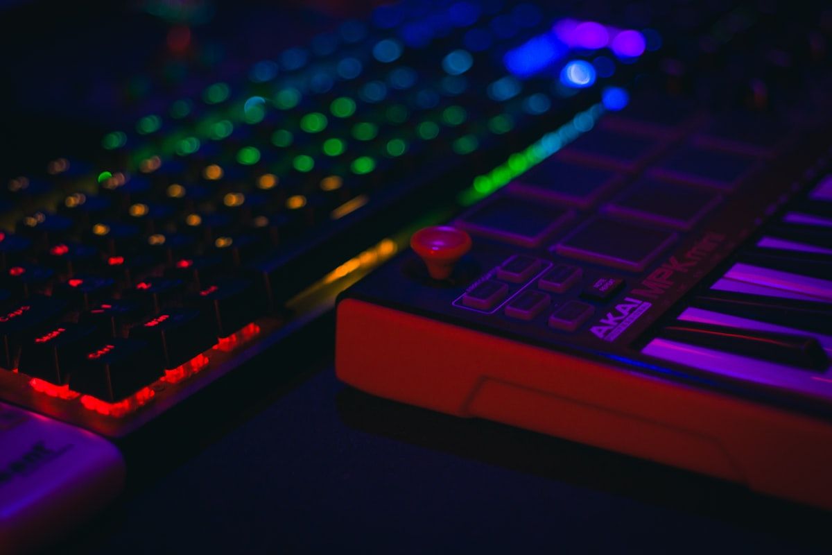Teclado gamer e controlador musical iluminados em 2026 Teclado gamer iluminado colorido e controlador de música em close-up