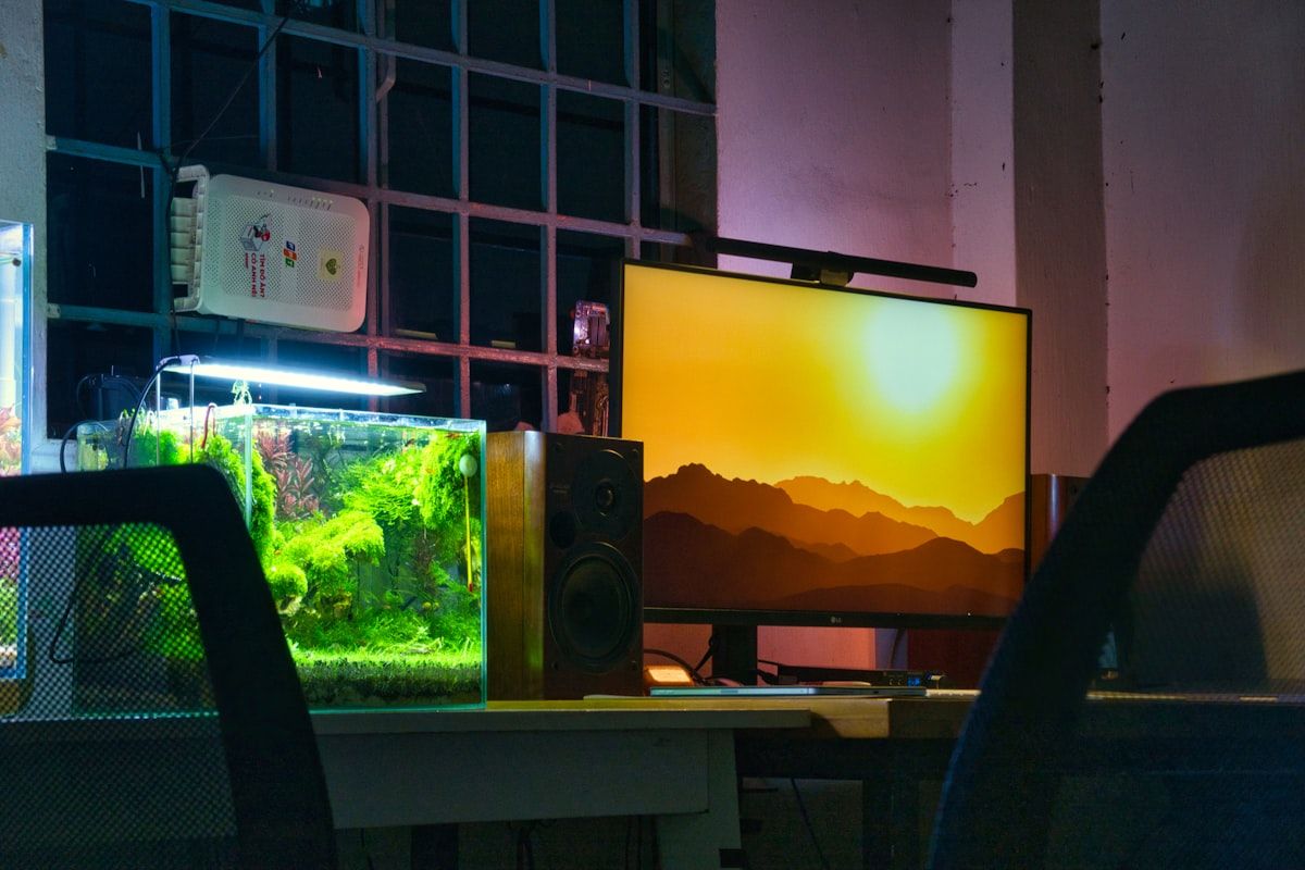 Monitor Gamer em Mesa: Escolha Ideal para Jogos Monitor gamer em cima de uma mesa, ideal para jogos e produtividade