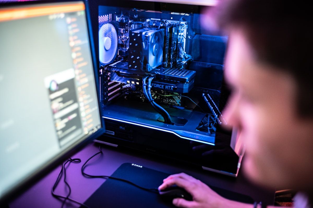 Homem analisando informações em uma tela de computador sobre códigos de resgate