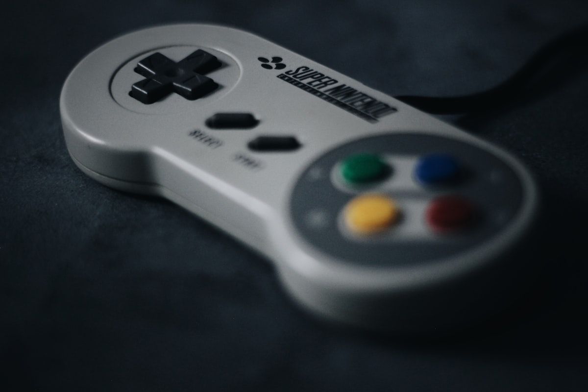 Controle SNES sobre superfície preta para emuladores Android Controle SNES em uma superfície preta, ideal para jogos retro no Android